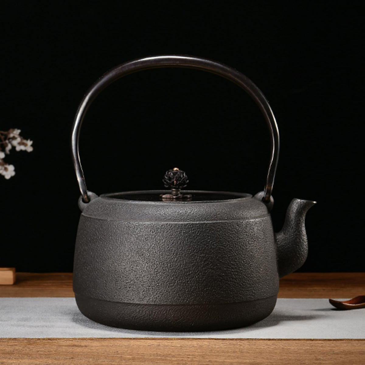 Cast Iron Teapot, Stovetop Safe Tea Kettle With handle, Asian Style Handmade Tea Pot For Home Camping Outdoor Use(0.9L, BlackU)