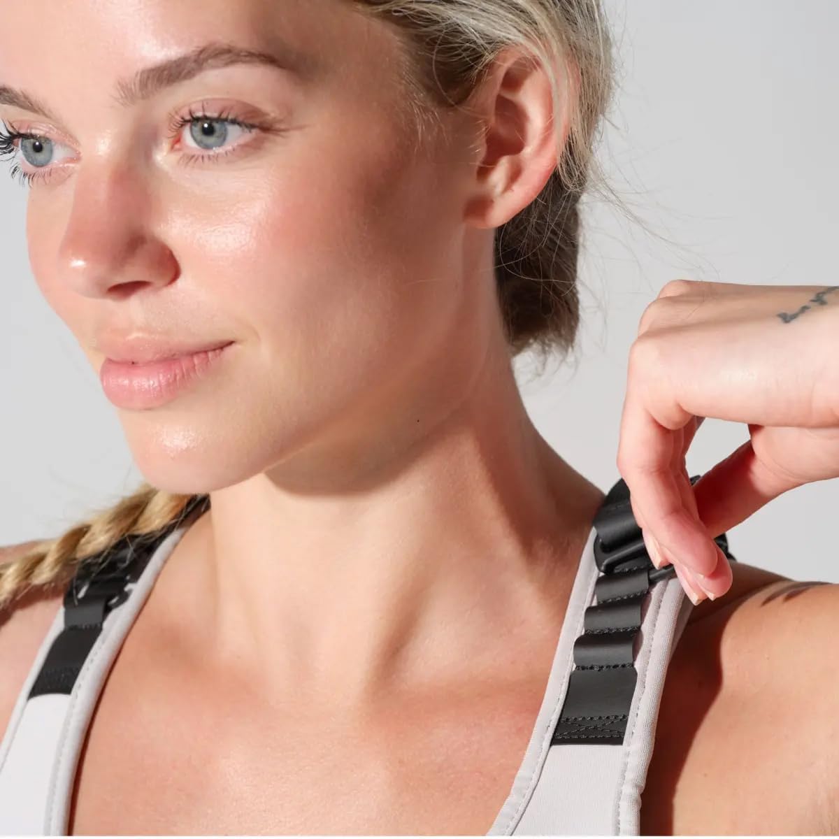 OMORPHO Women’s G-Vest Icon, 6 lb (up to 12 lb with optional G-Pack, sold separately), low-profile, fully adjustable comfort fit for hiking, walking, running, and training.
