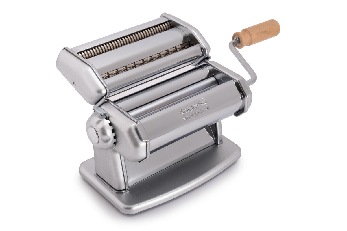Imperia IPasta Classic Line. Pasta Machine 100% Made in Italy. Fresh pasta machine in steel. Manual roller with crank. Creates dough sheets for Lasagne, Tagliolini, Fettuccine. (End of line)