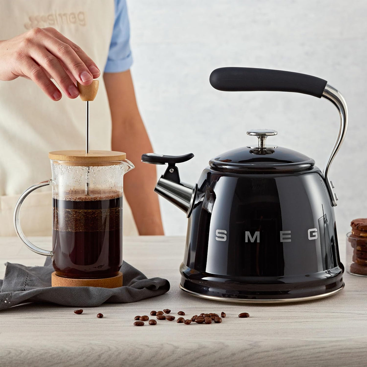 SMEG Stovetop Whistling Kettle – 50s Retro Style, 2.3 Liter (10 Cup / 2.4 Quart) Stainless Steel Tea Kettle with Iconic Design & Whistle – Premium Kitchen Statement Piece-Black