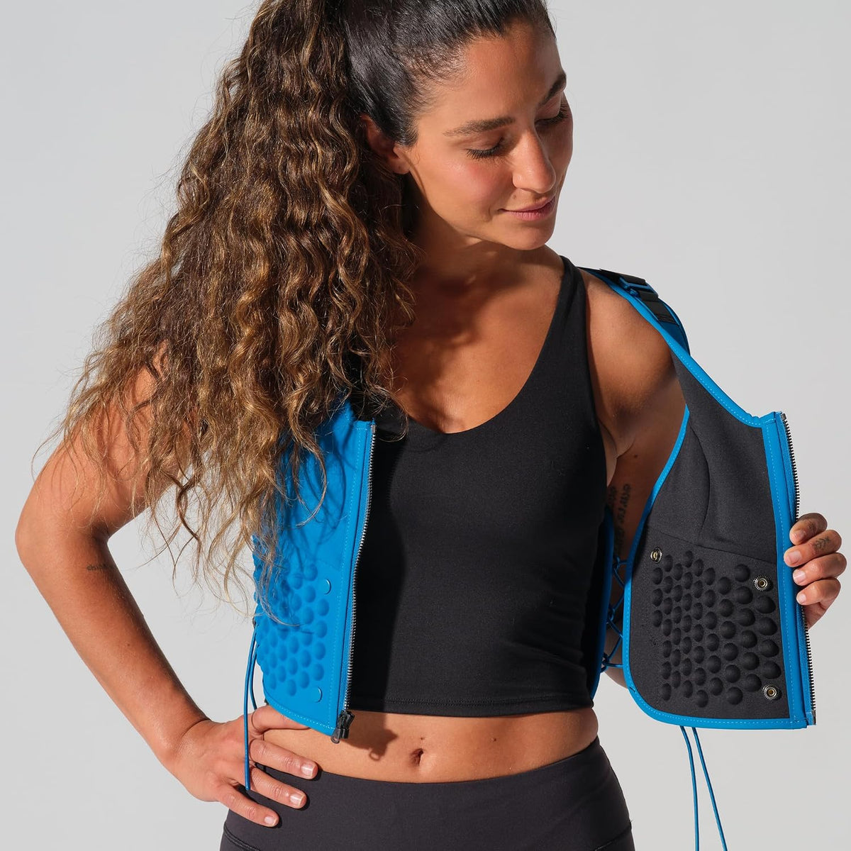 OMORPHO Women’s G-Vest Icon, 6 lb (up to 12 lb with optional G-Pack, sold separately), low-profile, fully adjustable comfort fit for hiking, walking, running, and training.