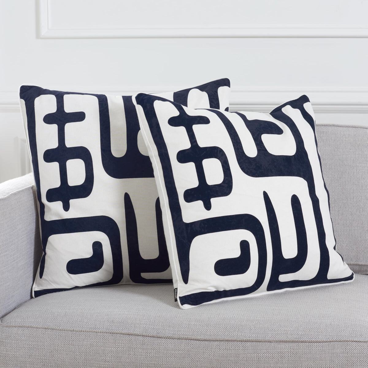 SAFAVIEH Maize Modern Throw Pillows Set of 2, 24x24 Black PIL162A-2424-SET2